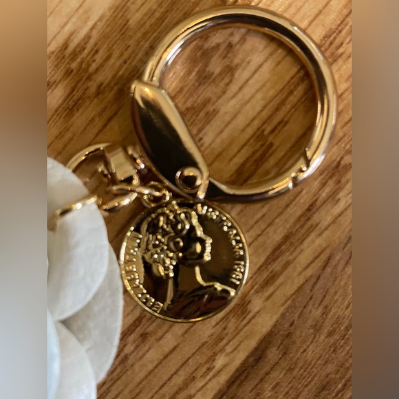 Elegant White Handmade Flower Keychain New - Picture 2 of 3